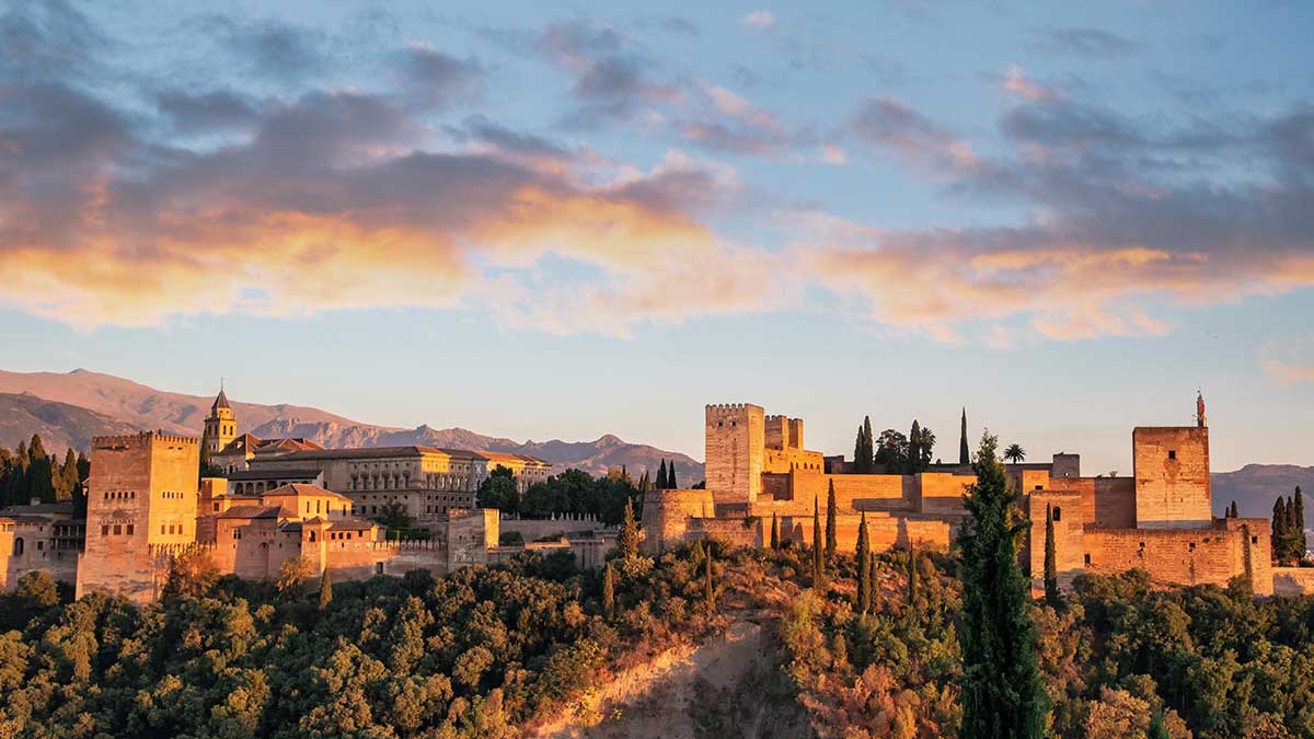 Granada wartet auf dich – mit Tapas, Geschichte und gechillten 420-Vibes.
