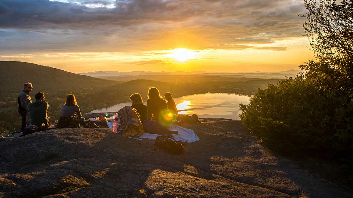 Eine Outdoor-Trekking-Tour mit Cannabis & Freunde in der Natur